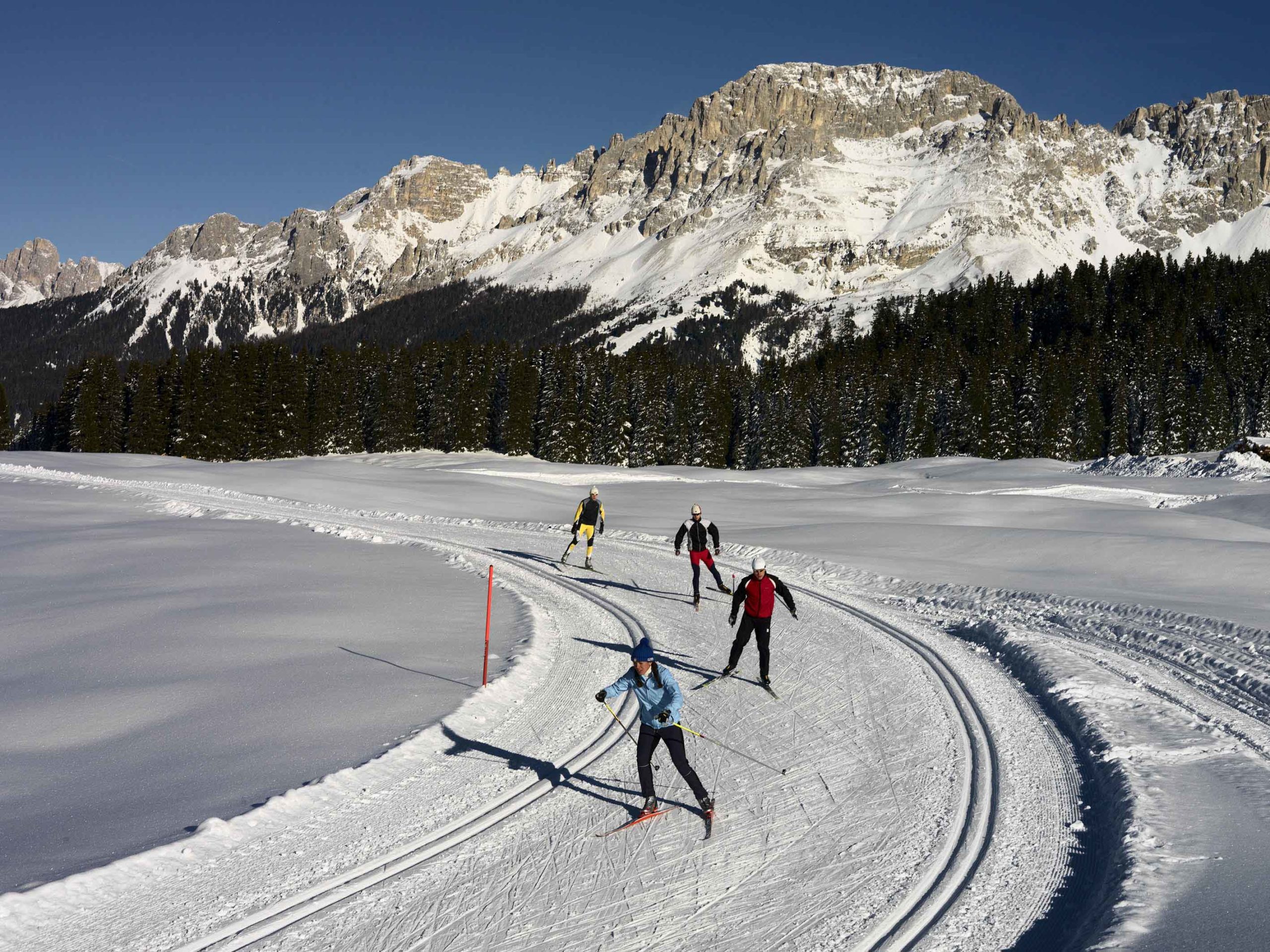Cross country ski. Кросс Кантри скиинг. Беговые лыжи. Лыжники. Беговые лыжи горы.